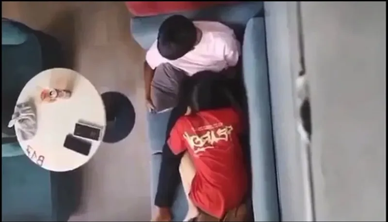 Quay lén bồ bú bú cho ghệ nơi công cộng